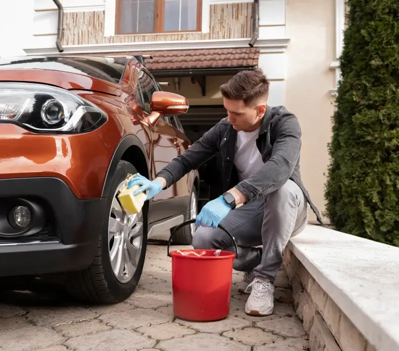 Lavage auto à domicile Le Mêle-sur-Sarthe : professionnel intervenant sur un véhicule